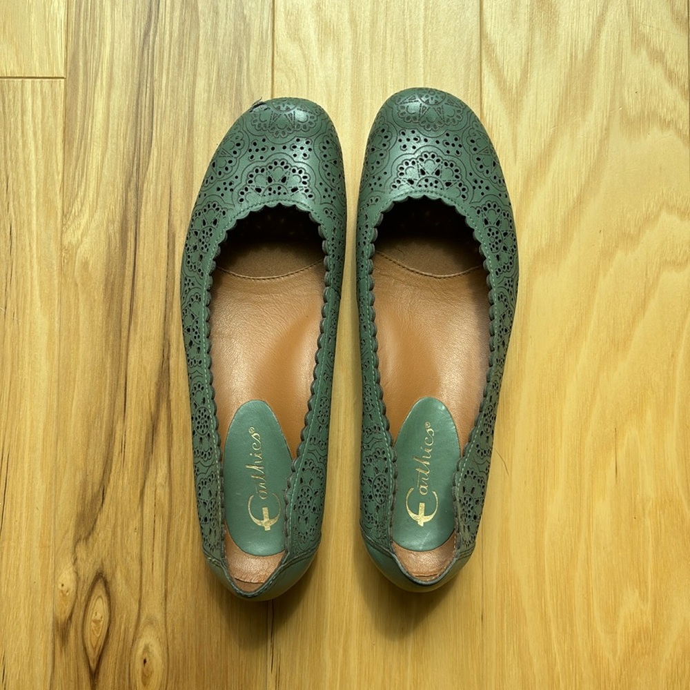 Earthis Bindi Laser Cut Ballet Flats Size 9 Fern Green Hidden Wedge Women's